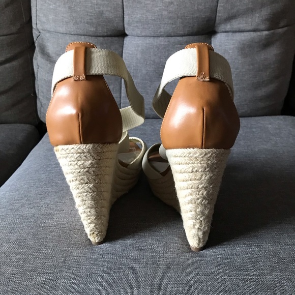 Carlos Santana Sandals color cream. - Picture 5 of 7